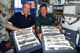 STS-91 commander Charlie Precourt (left) and Pilot Dominic Gorie pack up their respective food trays. 